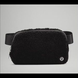 NWOT lululemon black Sherpa belt bag